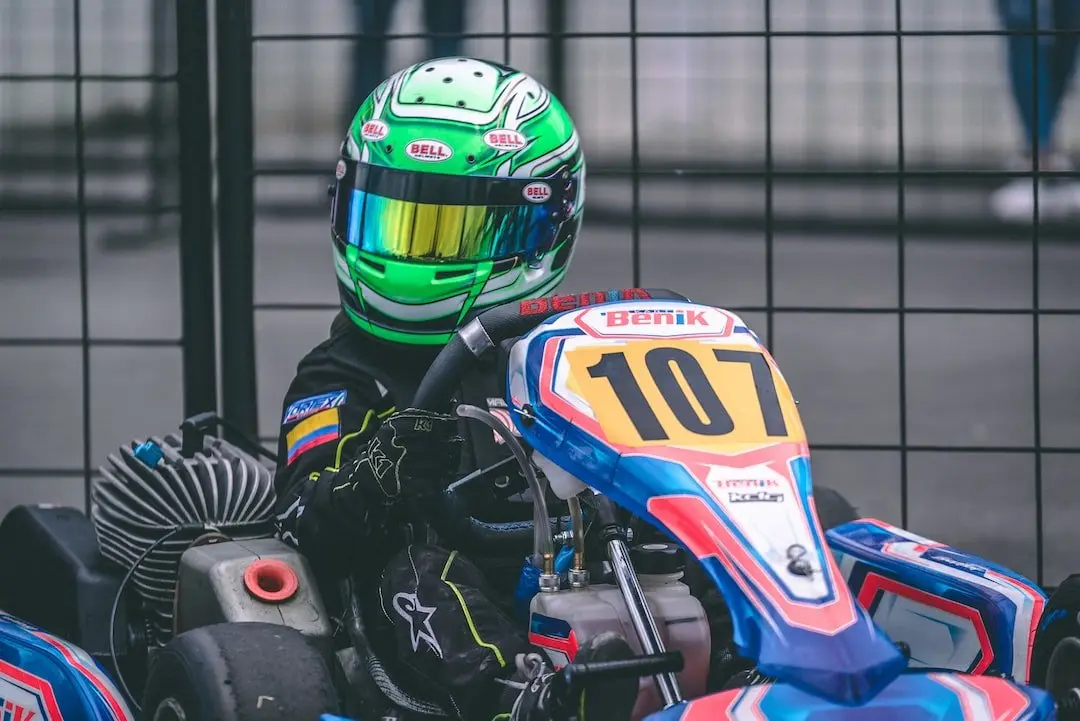 Guide: Så väljer du rätt racinghjälm för ultimat säkerhet